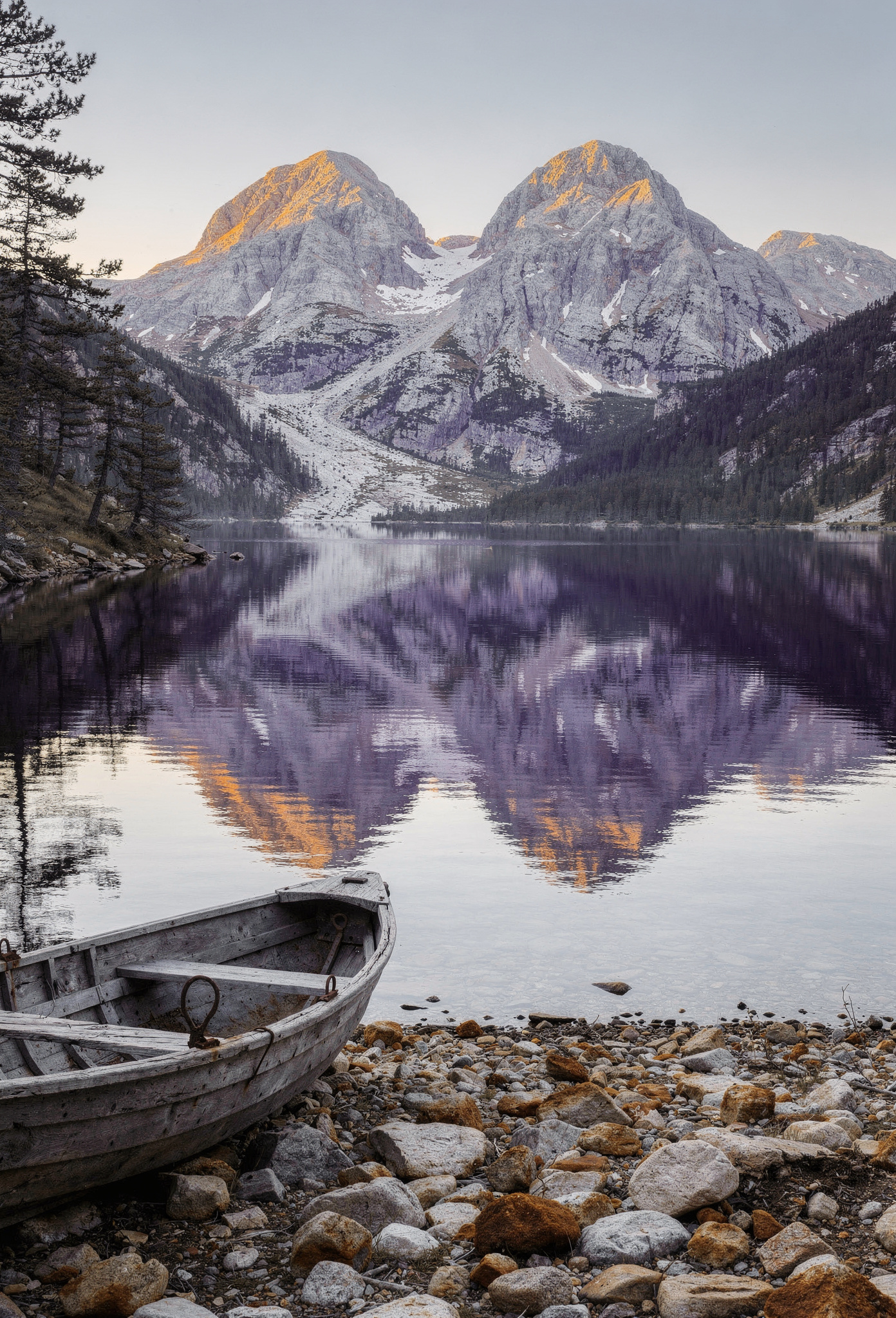 Sabah saatlerinde alpine göl ve dağ yansıması